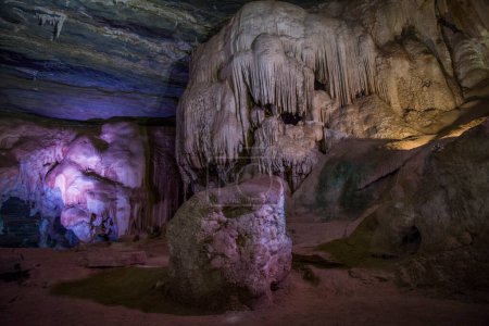 Téléchargez les photos : Grotte colorée de Maquine et ses stalactites - en image libre de droit