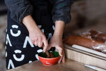 Téléchargez les photos : Potier faire des plats à partir d'argile dans l'atelier - en image libre de droit