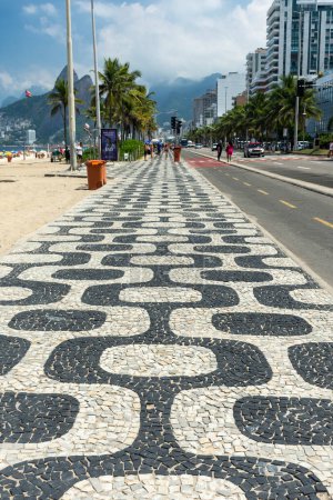 Foto de Hermosa vista soleada a la acera de Ipanema Beach en Río de Janeiro, Brasil - Imagen libre de derechos