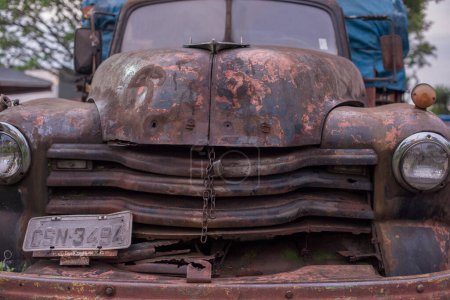 Foto de Rusty vieja camioneta en Sao Paulo Supply Center - Imagen libre de derechos