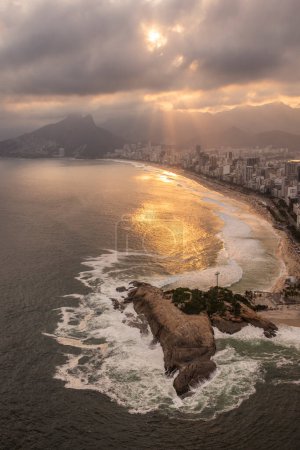 Foto de Hermosa vista aérea al punto rocoso del océano en Arpoador y edificios de la ciudad en Ipanema, Río de Janeiro, Brasil - Imagen libre de derechos