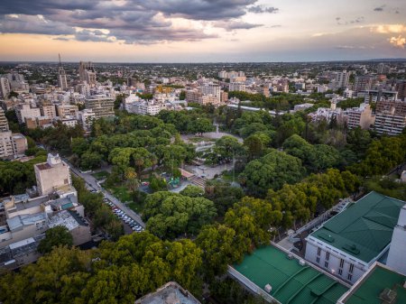 Belle vue aérienne sur les bâtiments de la ville et la place publique verte à Mendoza, Argentine