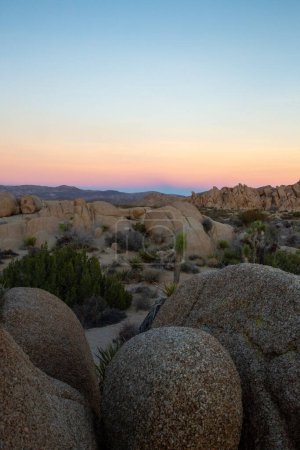 Foto de Crepúsculo cielos sobre rocas en Joshua Tree - Imagen libre de derechos