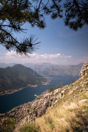 Perspectiva aérea: Bahía de Kotor y montañas circundantes
