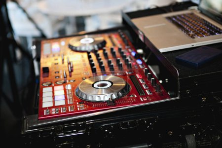 Schlankes DJ-Mischpult mit leuchtenden Lichtern bereit für den Musikmix.