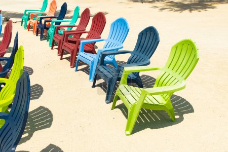 Téléchargez les photos : Chaises colorées Adirondack avant sable Key West Florida Beach - Été - en image libre de droit