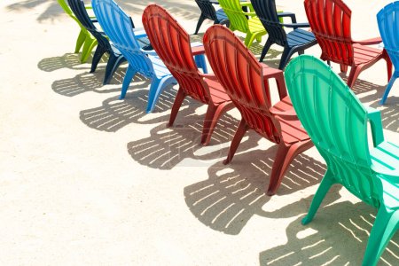 Foto de Coloridas sillas Adirondack Sand Key West Florida Beach - Imagen libre de derechos