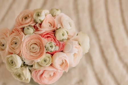 Foto de Flatlay ramo de flores blancas y rosadas - Imagen libre de derechos