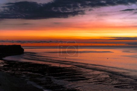 Foto de Vista panorámica del mar contra el cielo nublado durante la puesta del sol - Imagen libre de derechos