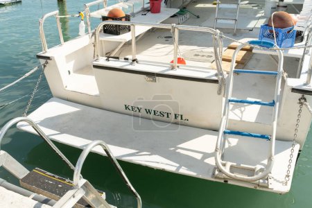Téléchargez les photos : Bateau à quai Floride Key West Summer Sun - Ocean Fishing Dock - en image libre de droit