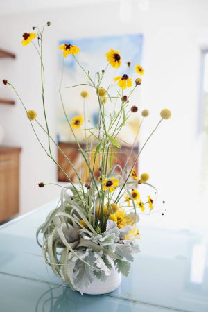 Fröhliche Wildblumen in der Vase, heller Raum, lässige Eleganz.