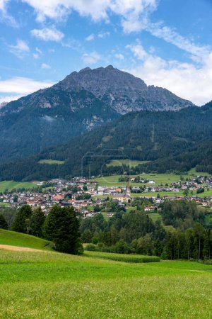Téléchargez les photos : Telfes im Stubai village autrichien traditionnel dans les Alpes - en image libre de droit