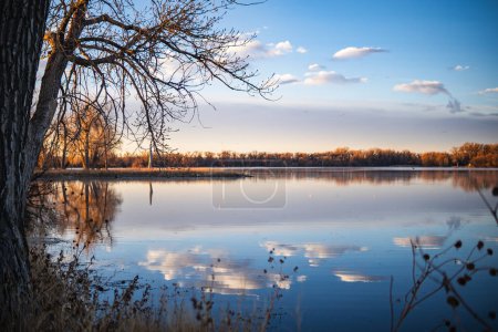 Téléchargez les photos : Sunrise Sérénité au bord du lac - en image libre de droit