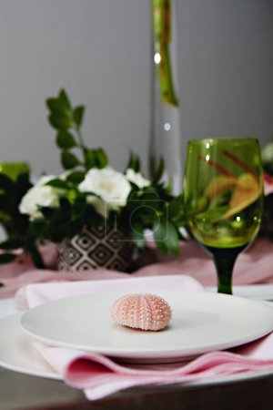 Téléchargez les photos : Delicate table decor with pink touches and seashell detail - en image libre de droit