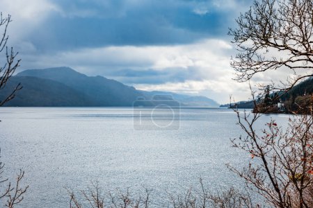 Foto de Loch Ness enmarcado por las ramas del árbol - Imagen libre de derechos