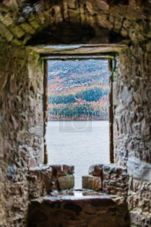 Foto de Loch Ness a través de una ventana del castillo - Imagen libre de derechos