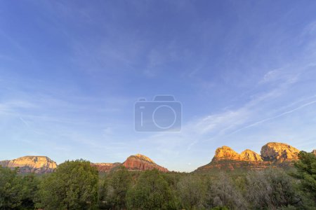 Téléchargez les photos : Image de paysage des montagnes Red Rock contre le ciel bleu - en image libre de droit