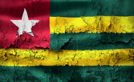 Téléchargez les photos : 3D-Illustration d'un drapeau togolais sur un mur fissuré - en image libre de droit
