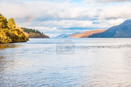 Foto de Arco iris sobre el lago Ness en Escocia - Imagen libre de derechos