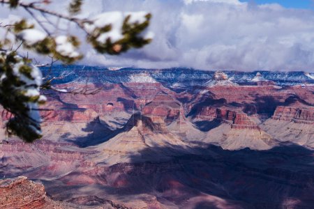 Voile hivernal sur le Grand Canyon avec neige et nuages