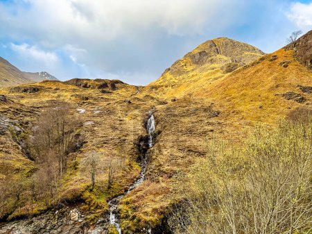 Téléchargez les photos : Les montagnes de Glencoe avec une cascade - en image libre de droit