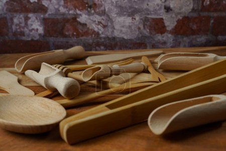 grupo de utensilios de cocina de madera hechos a mano