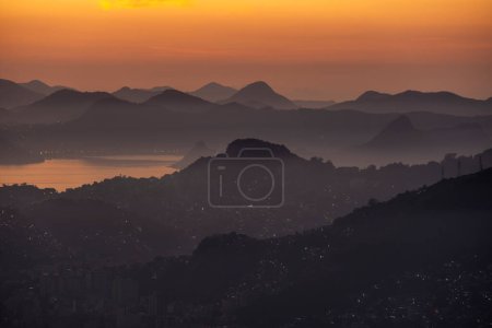 Belle vue sur le lever du soleil de Pico do Perdido aux bâtiments de la ville