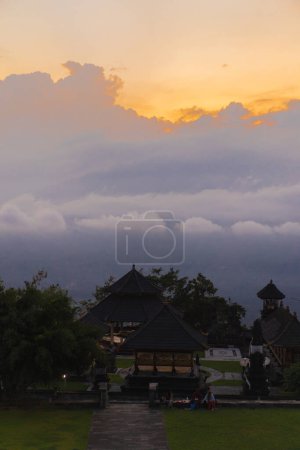 Blick vom Pura Lempuyang Tempel Tor bei Sonnenuntergang.