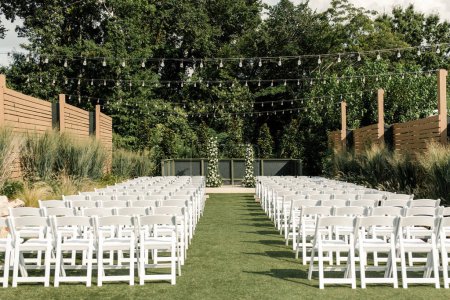 Téléchargez les photos : Outdoor wedding setup with chairs and lights - en image libre de droit