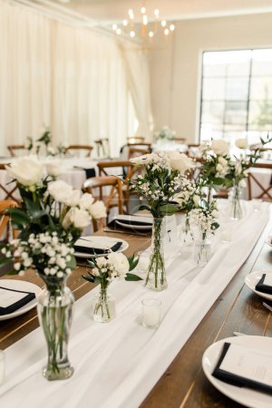 Cadre de table élégant avec décor floral blanc