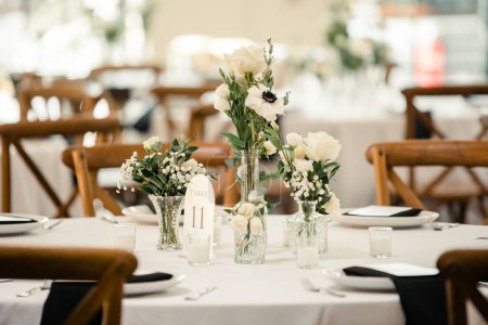 table de réception de mariage avec décor floral blanc
