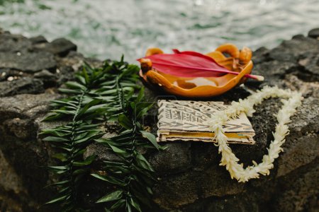 Hawaiianische Hochzeitszeremonie Heilige Gegenstände für tropische Hochzeiten