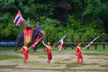 Photo pour NAKORNPRATHOM / THAÏLANDE : 6 octobre 2022 : photo de l'éléphant au Samphran elphant ground & zoo, montrant comment la dynastie utilise l'éléphant dans le passé - image libre de droit