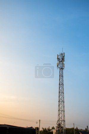 Téléchargez les photos : Haute tour de radio contre ciel bleu - en image libre de droit