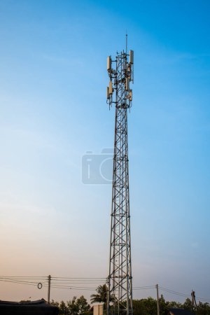 Téléchargez les photos : Haute tour de radio contre ciel bleu - en image libre de droit