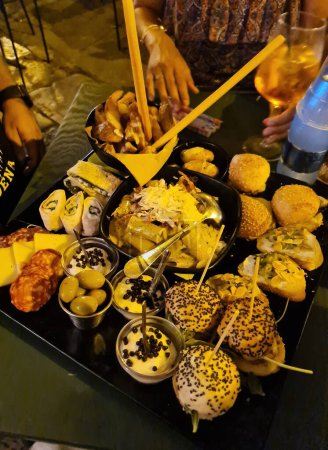 Téléchargez les photos : Image évocatrice d'un plat de rue de Palerme le soir - en image libre de droit