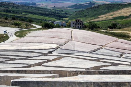 Téléchargez les photos : Image évocatrice de l "œuvre" Cretto di Burri "d'art environnemental construite sur les ruines de Gibellina nel Belice en Sicile détruite par le tremblement de terre de 1968 - en image libre de droit