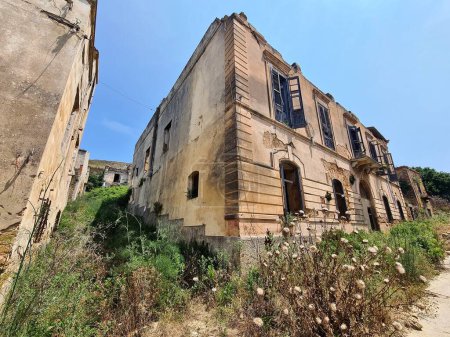 Téléchargez les photos : Image évocatrice des ruines de Poggioreale nel Belice en Sicile, aujourd'hui ville fantôme détruite par le tremblement de terre de 1968 - en image libre de droit