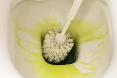 Foto de A fresh take on the not-so-glamorous task of cleaning the toilet, this photo showcases the precision and efficiency of a toilet brush as it scrubs away grime and stains.Perfect for advertising cleaning products to any bathroom - Imagen libre de derechos
