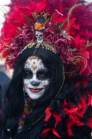 Foto de DOMIGLIARA, VERONA, ITALIA, FEBRERO, 2023: Disfraz Regal Pirata con Acentos de Calavera para la Celebración del Carnaval - Imagen libre de derechos