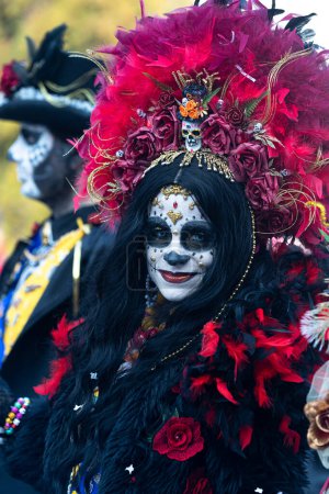 Foto de DOMIGLIARA, VERONA, ITALIA, FEBRERO, 2023: Traje de la reina gótica de los piratas con diseño de cráneo audaz para carnaval - Imagen libre de derechos