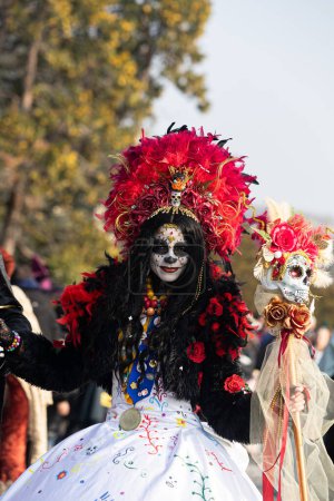 Foto de DOMIGLIARA, VERONA, ITALIA, FEBRERO, 2023: Traje de reina gótica inspirado en piratas con un llamativo diseño de cráneo para el carnaval - Imagen libre de derechos