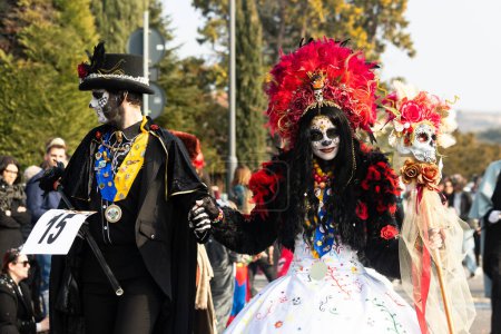 Foto de DOMIGLIARA, VERONA, ITALIA, FEBRERO, 2023: Traje de reina gótica inspirado en piratas con un llamativo diseño de cráneo para el carnaval - Imagen libre de derechos