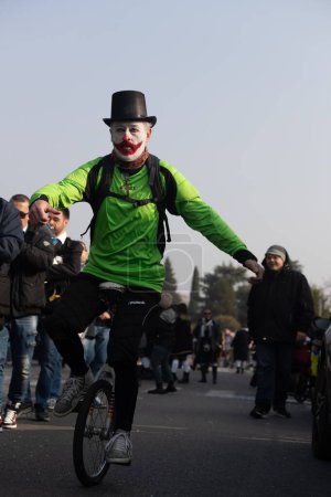 Foto de DOMIGLIARA, VERONA, ITALIA, FEBRERO, 2023: Uno de los carnavales más antiguos de Europa es el Carnaval de Verona, conocido como Bacanal del Gnoco - Imagen libre de derechos
