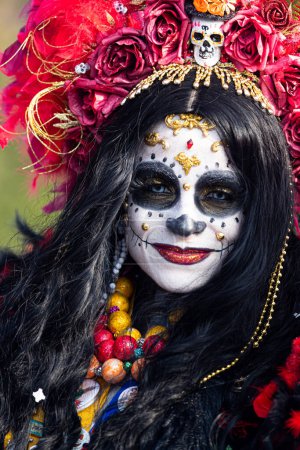 Foto de DOMIGLIARA, VERONA, ITALIA, FEBRERO, 2023: Traje de reina inspirado en piratas con diseño de cráneo gótico para carnaval - Imagen libre de derechos