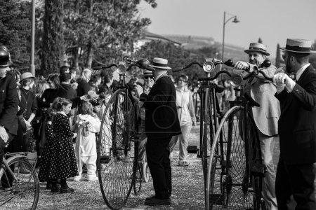 Foto de DOMIGLIARA, VERONA, ITALIA, FEBRERO, 2023: Diversión Bicicleta Clásica: Celebrante del Carnaval da una vuelta en un penique - Imagen libre de derechos