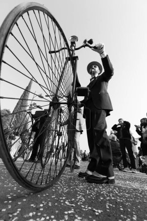 Foto de DOMIGLIARA, VERONA, ITALIA, FEBRERO, 2023: Cabalgando alto: Carnaval-goer toma las calles en una bicicleta de alta rueda - Imagen libre de derechos