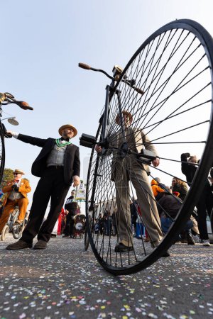 Foto de DOMIGLIARA, VERONA, ITALIA, FEBRERO, 2023: Nostalgia del siglo XIX: los asistentes al carnaval montan un penique - Imagen libre de derechos