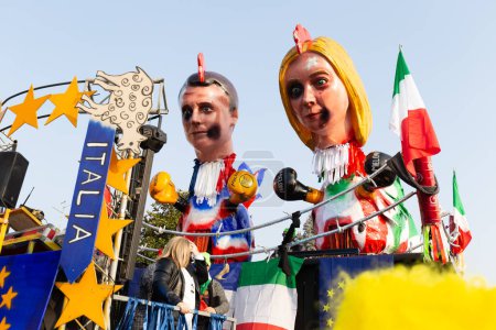 Foto de DOMIGLIARA, VERONA, ITALIA, FEBRERO, 2023: Sátira política en el carnaval de Domigliara: Giorgia Meloni y Emmanuel Macron Caricaturizados en una carroza - Imagen libre de derechos
