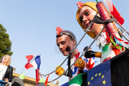 Foto de DOMIGLIARA, VERONA, ITALIA, FEBRERO, 2023: Tradición del Carnaval Italiano: Una carroza que representa a Giorgia Meloni y Emmanuel Macron con guantes y manchas en sus rostros - Imagen libre de derechos